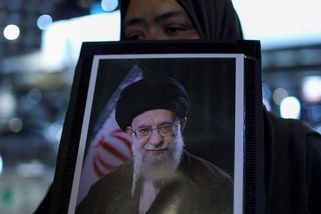 Sázky na smrt. Lidé vsadili přes miliardu na to, že Chameneí zemře, teď se marně dožadují výhry - Novinky